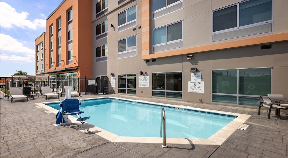 holiday inn express and suites hawaiian gardens