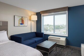 holiday inn express and suites hawaiian gardens