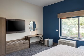 holiday inn express and suites hawaiian gardens