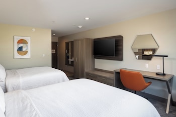 holiday inn express and suites hawaiian gardens