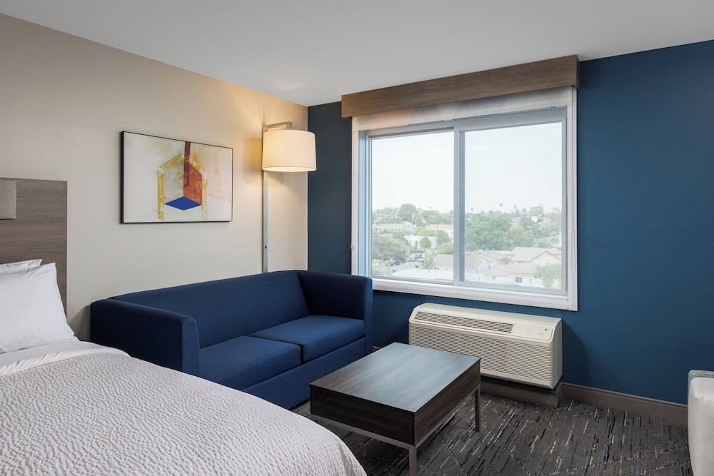 holiday inn express and suites hawaiian gardens