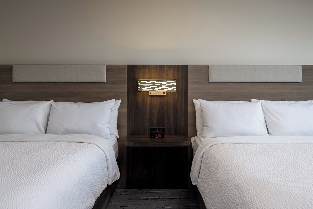 holiday inn express and suites hawaiian gardens