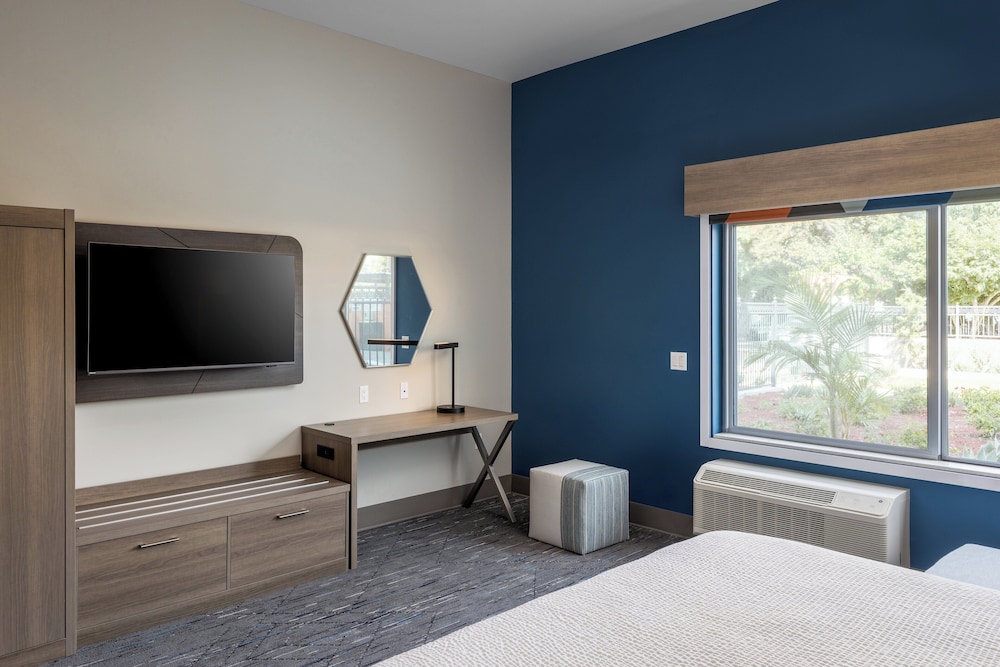 holiday inn express and suites hawaiian gardens