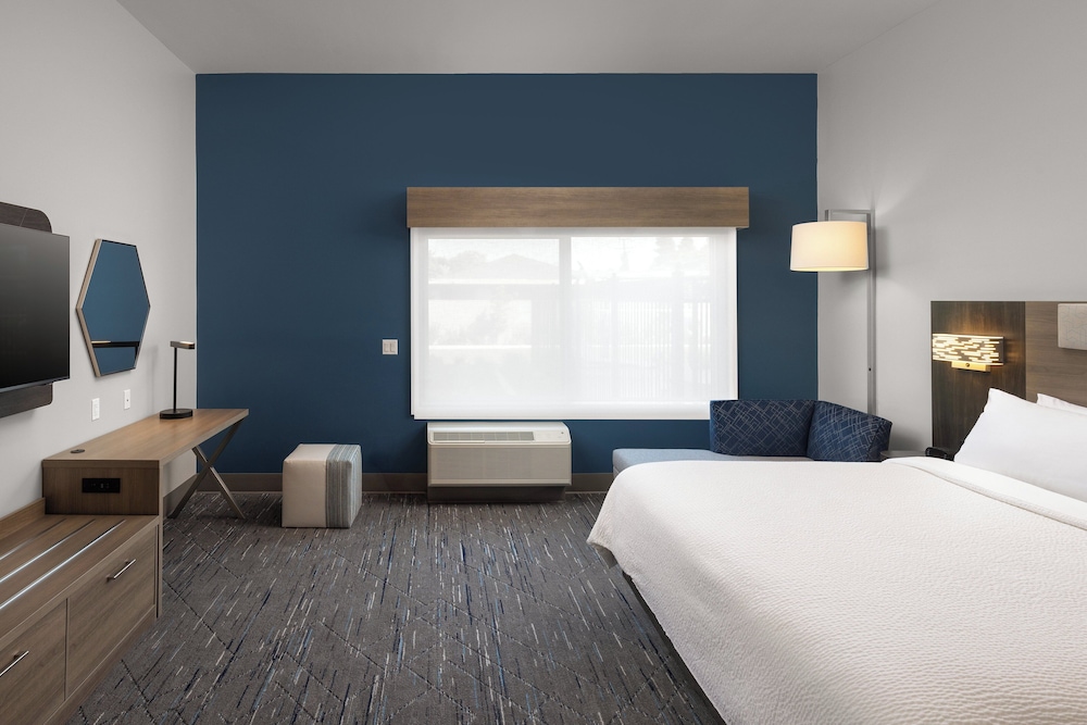 holiday inn express and suites hawaiian gardens