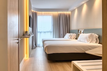 holiday inn express madrid airport