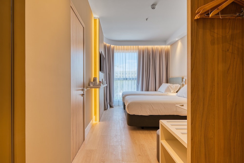 holiday inn express madrid airport