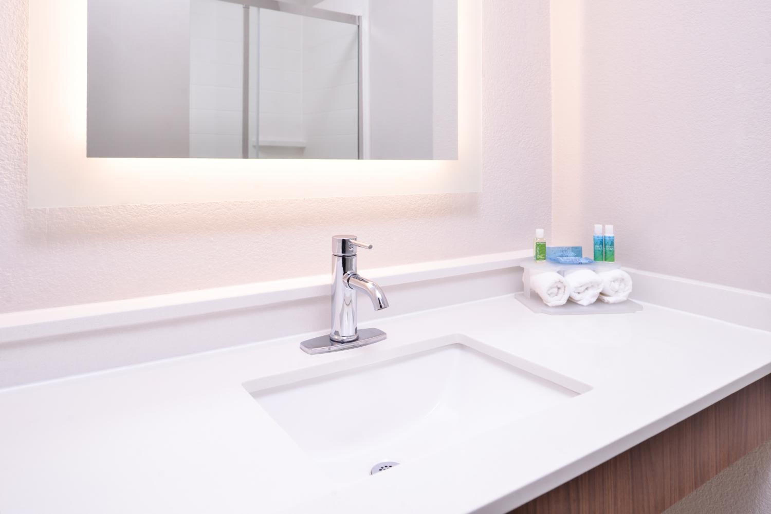 holiday inn express hotel and suites elgin by ihg