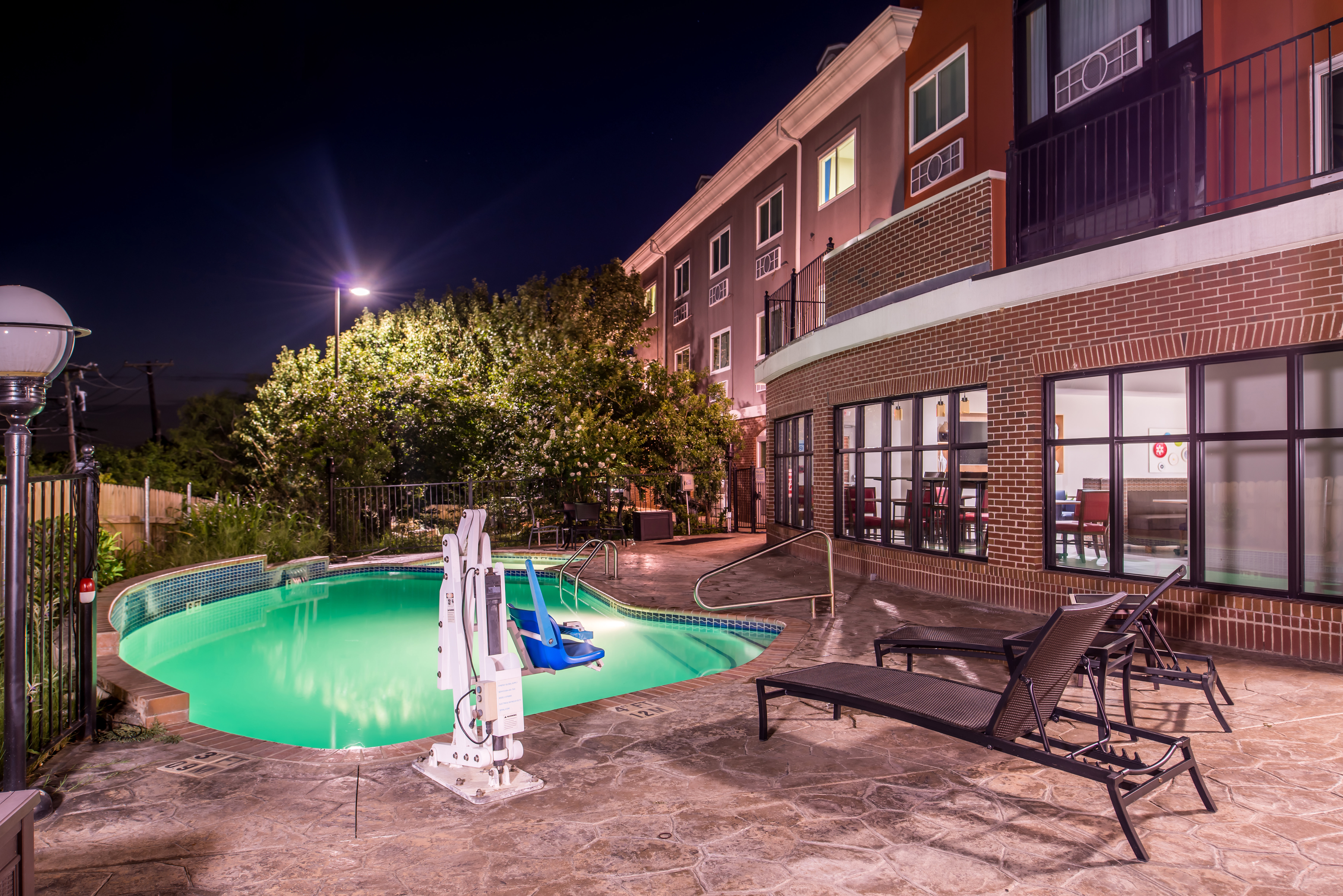 holiday inn express hotel and suites elgin by ihg