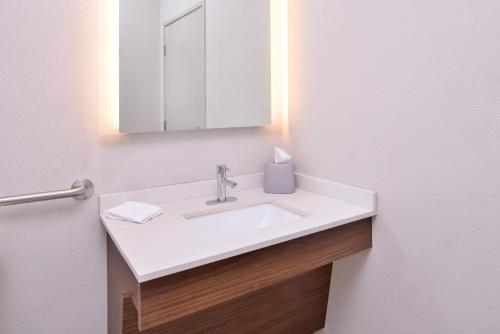 holiday inn express hotel and suites elgin by ihg