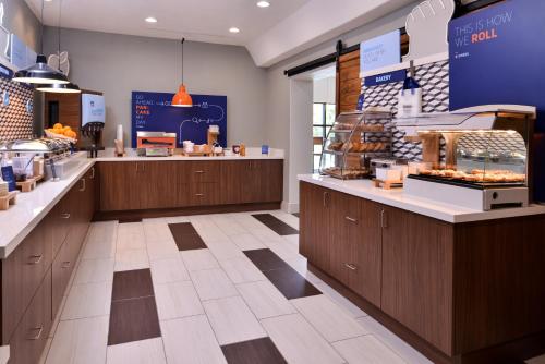 holiday inn express hotel and suites elgin by ihg