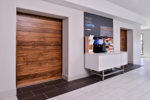 holiday inn express hotel and suites elgin by ihg