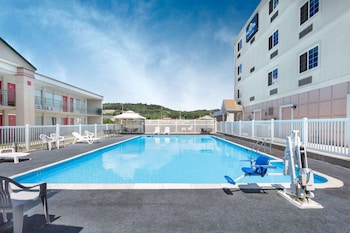 Ramada By Wyndham Harrisonburg,Harrisonburg>>Dayton,2 star