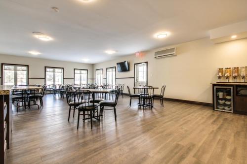 Hotel Marineau Shawinigan,Near Le Rocher De Grand-Mere,3 star