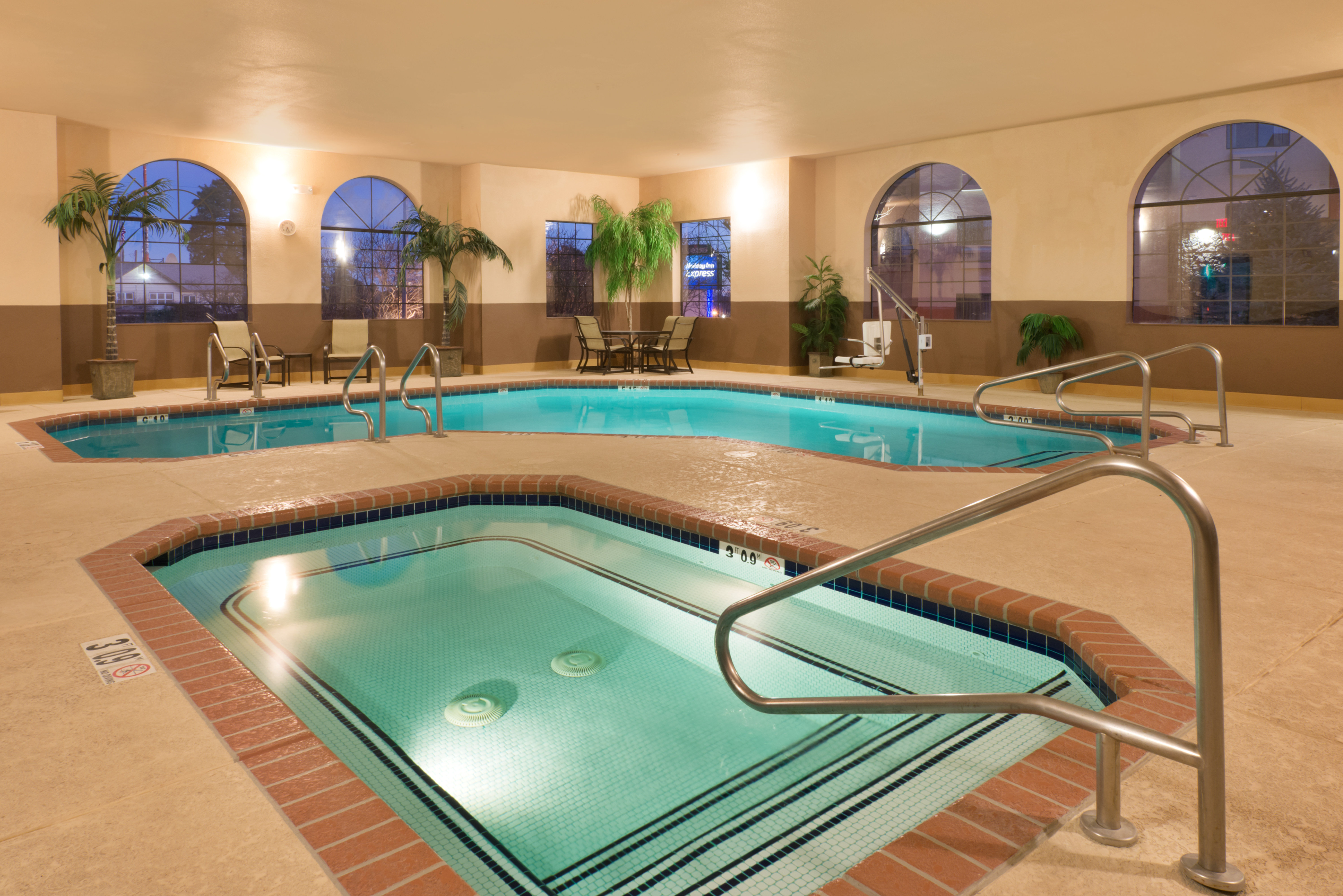 holiday inn express show low by ihg