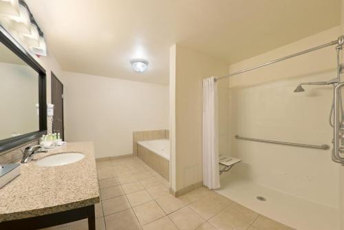 holiday inn express show low by ihg