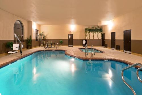 holiday inn express show low by ihg