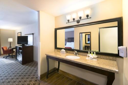 holiday inn express show low by ihg