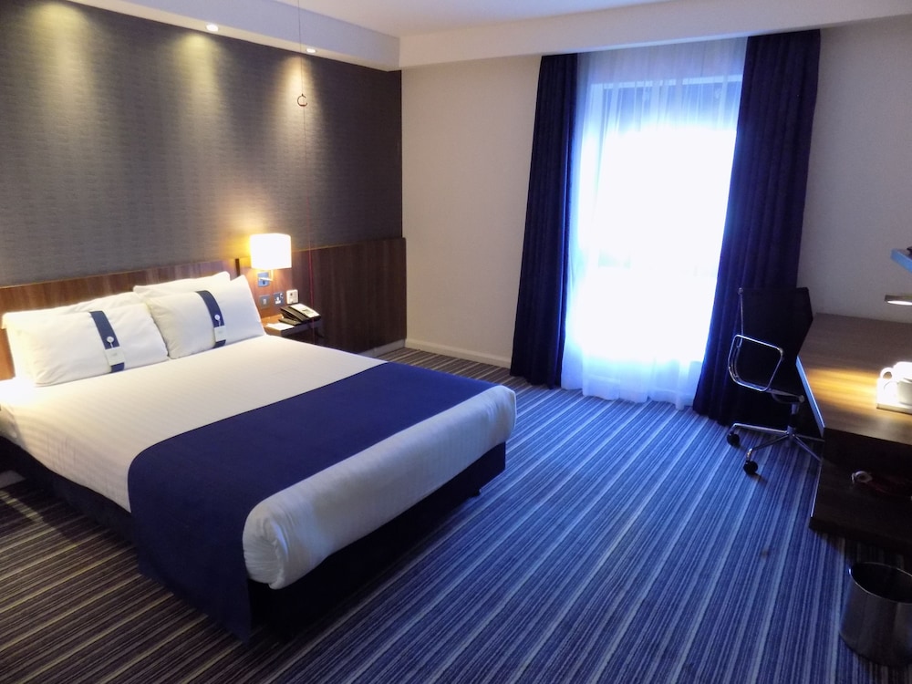 holiday inn express dunstable by ihg