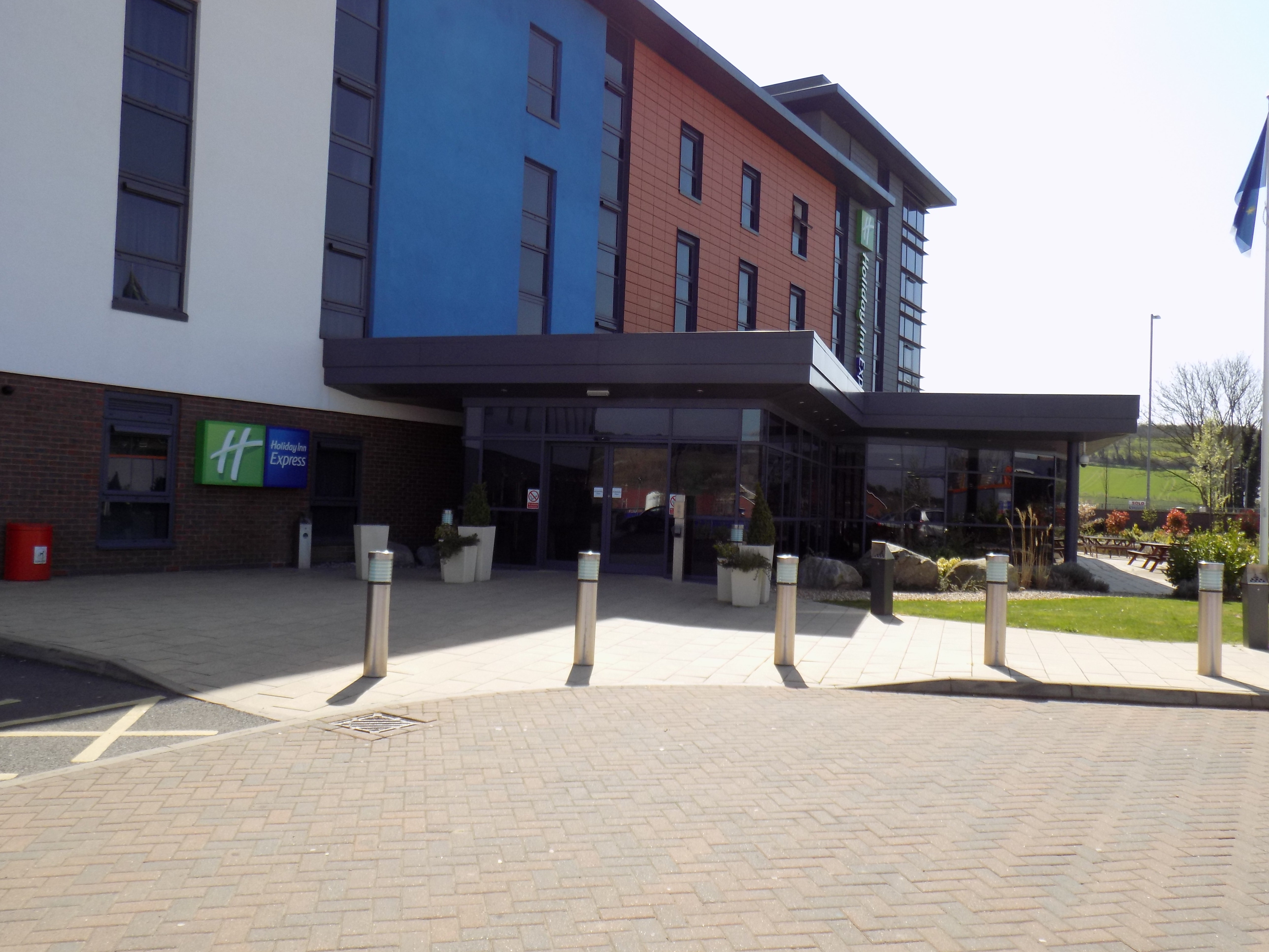 holiday inn express dunstable by ihg