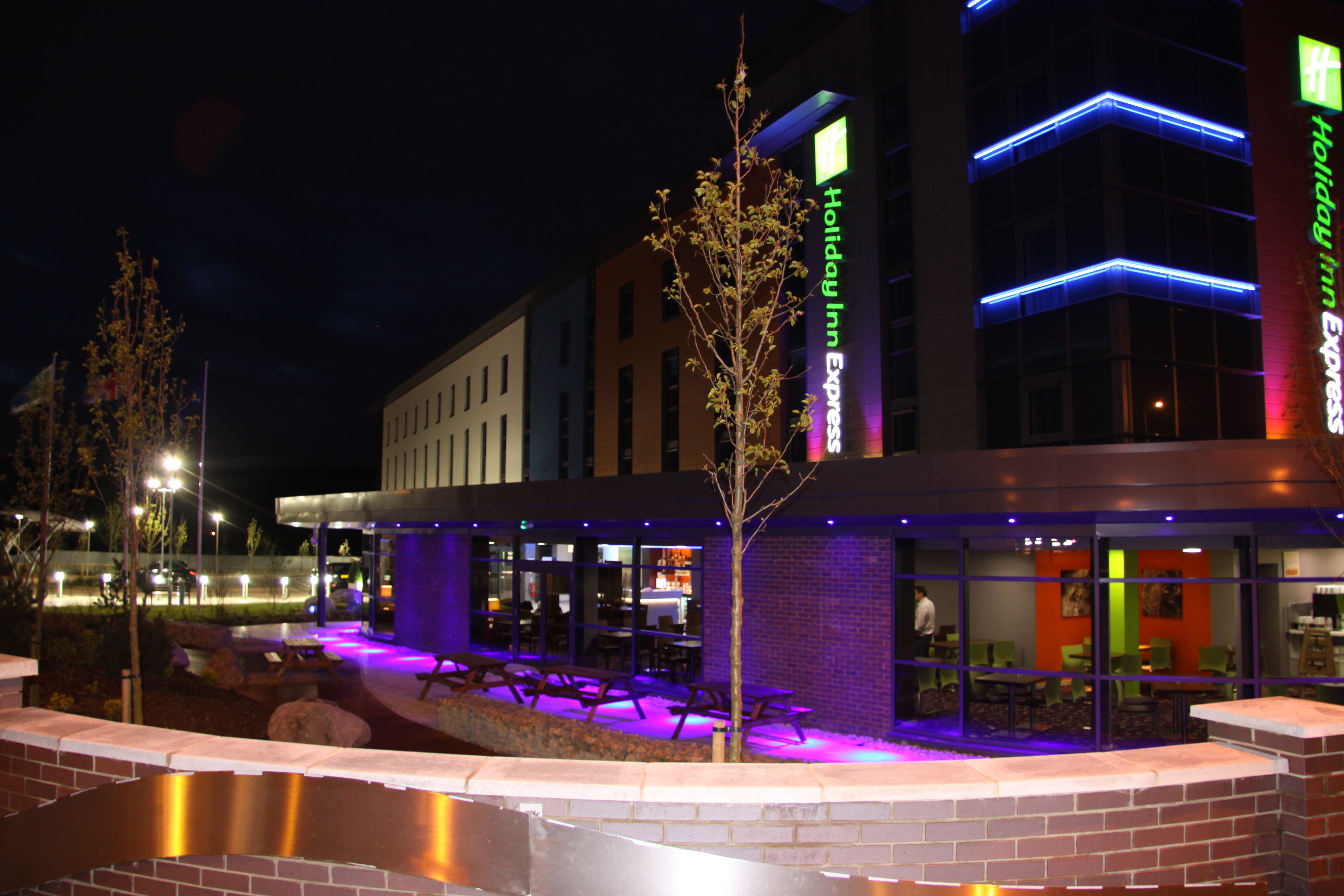 holiday inn express dunstable by ihg