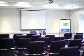 holiday inn express dunstable by ihg