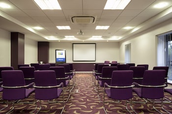 holiday inn express dunstable by ihg