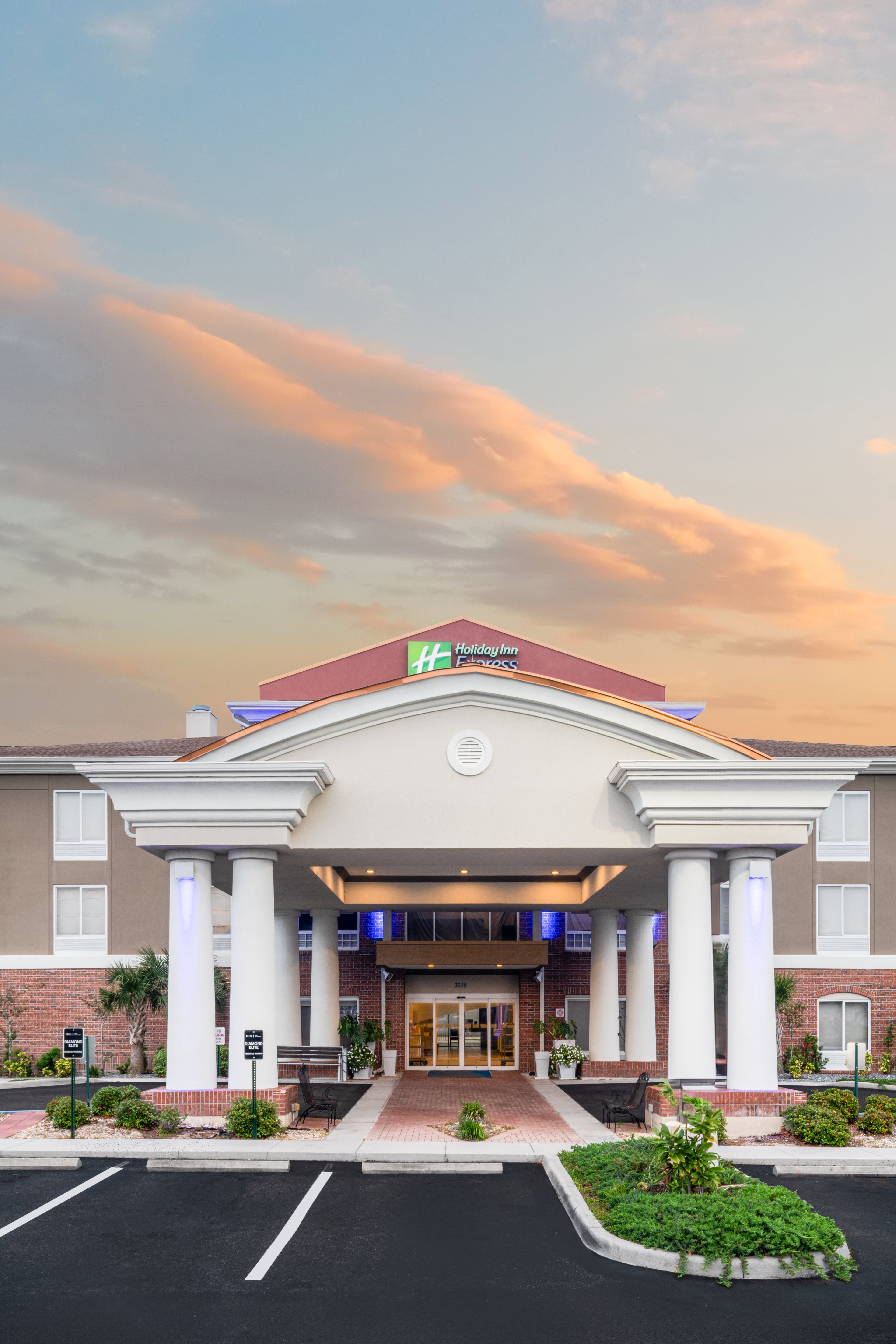 holiday inn express and suites spring hill by ihg