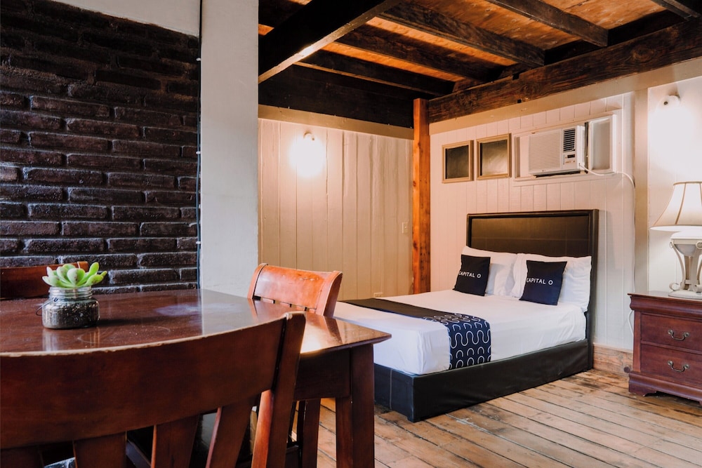 capital o hotel villa azura