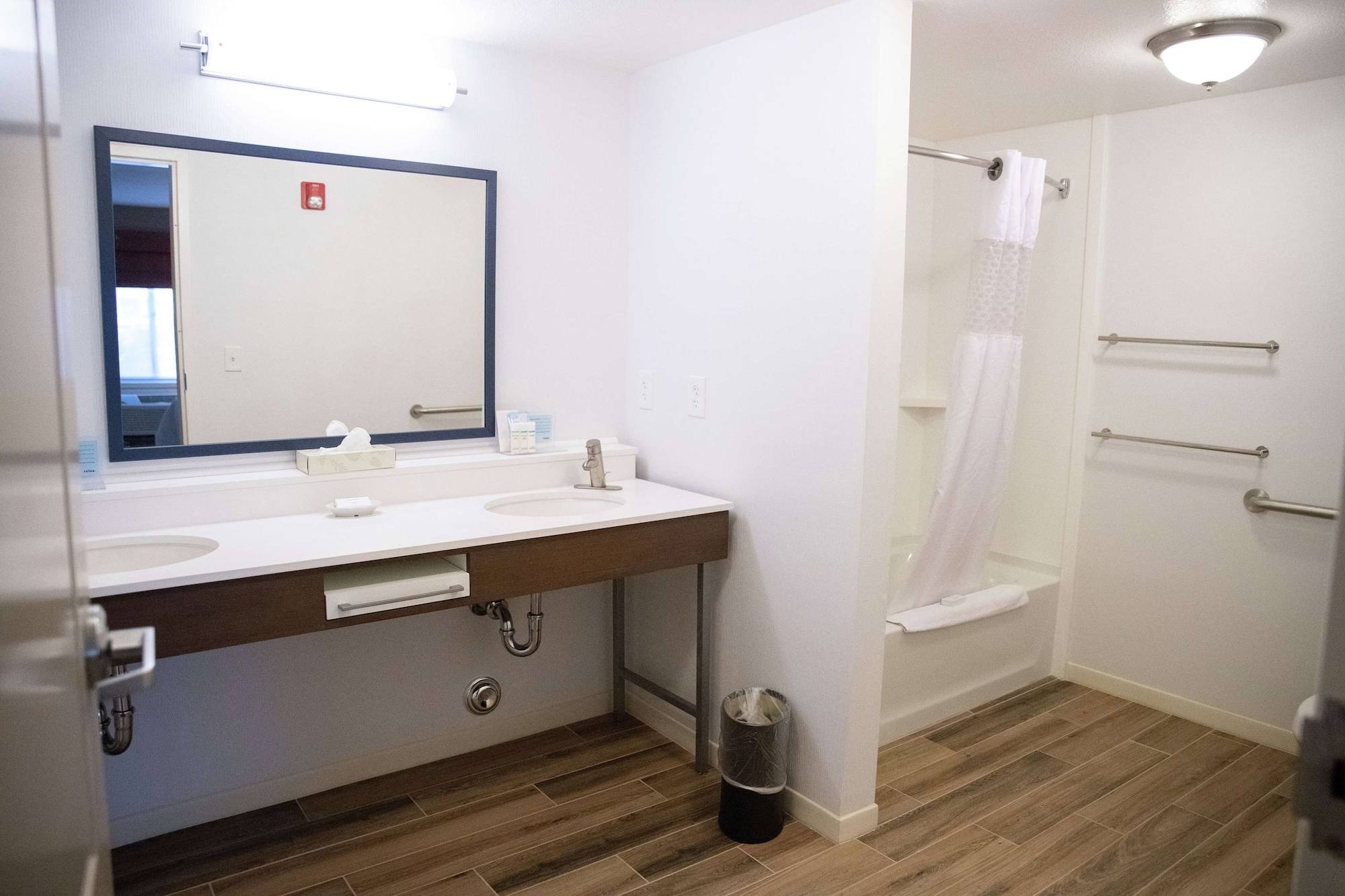 hampton inn and suites fresno