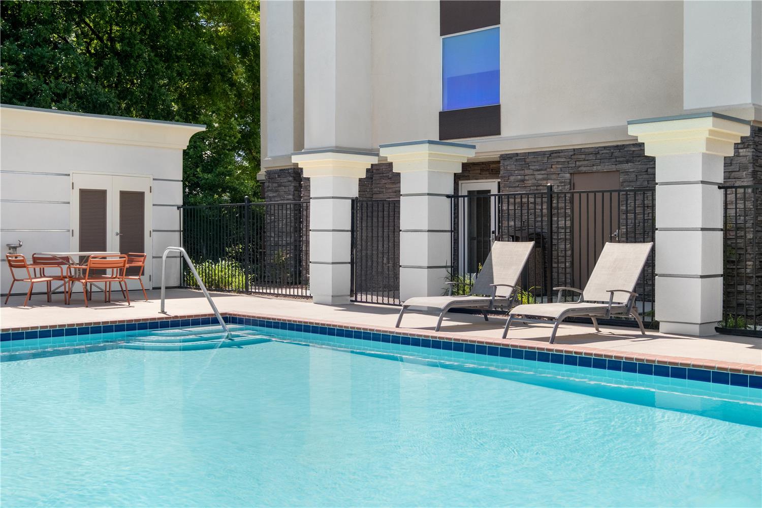 hampton inn and suites fresno