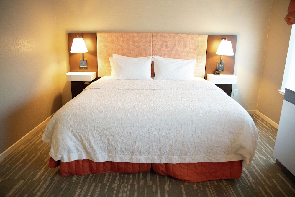hampton inn and suites fresno