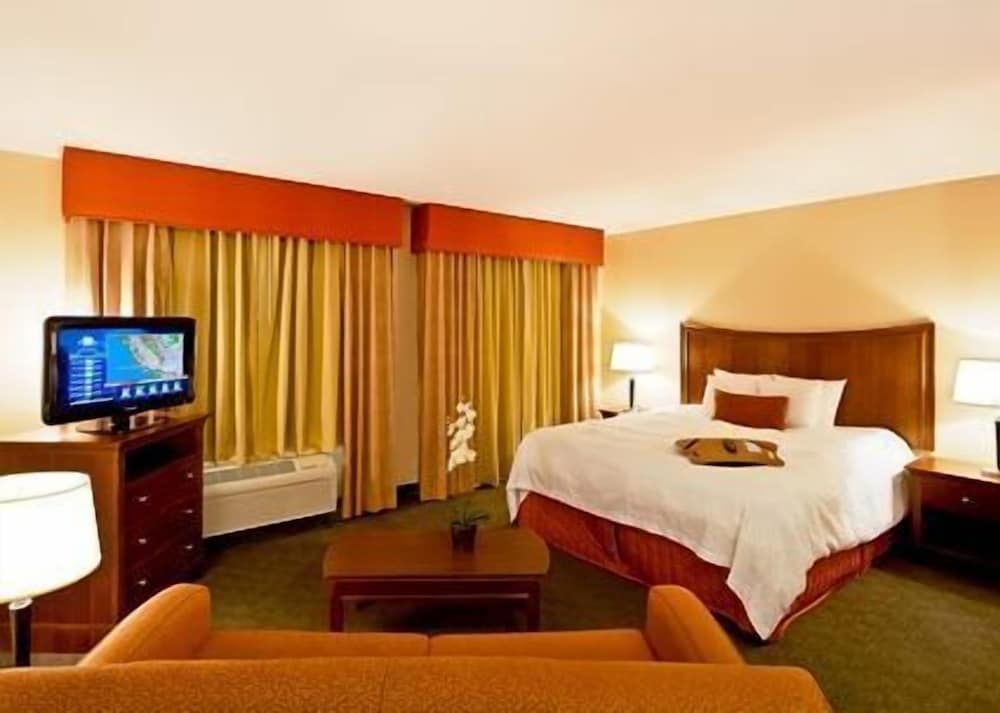 hampton inn and suites fresno