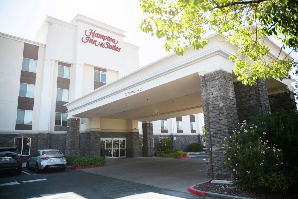hampton inn and suites fresno