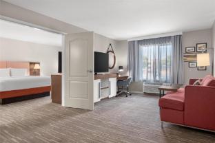 hampton inn and suites fresno