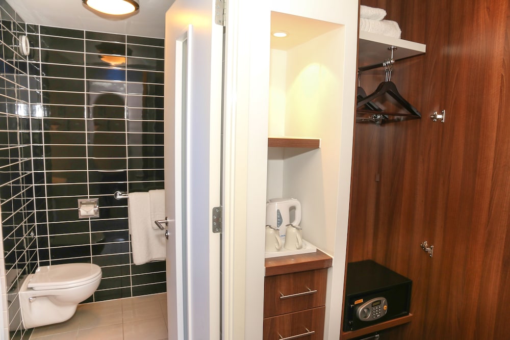 holiday inn express london heathrow t5 by ihg