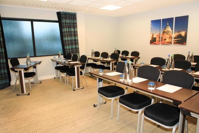holiday inn express london heathrow t5 by ihg
