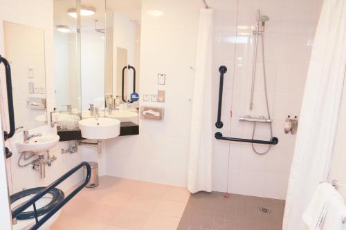 holiday inn express london heathrow t5 by ihg