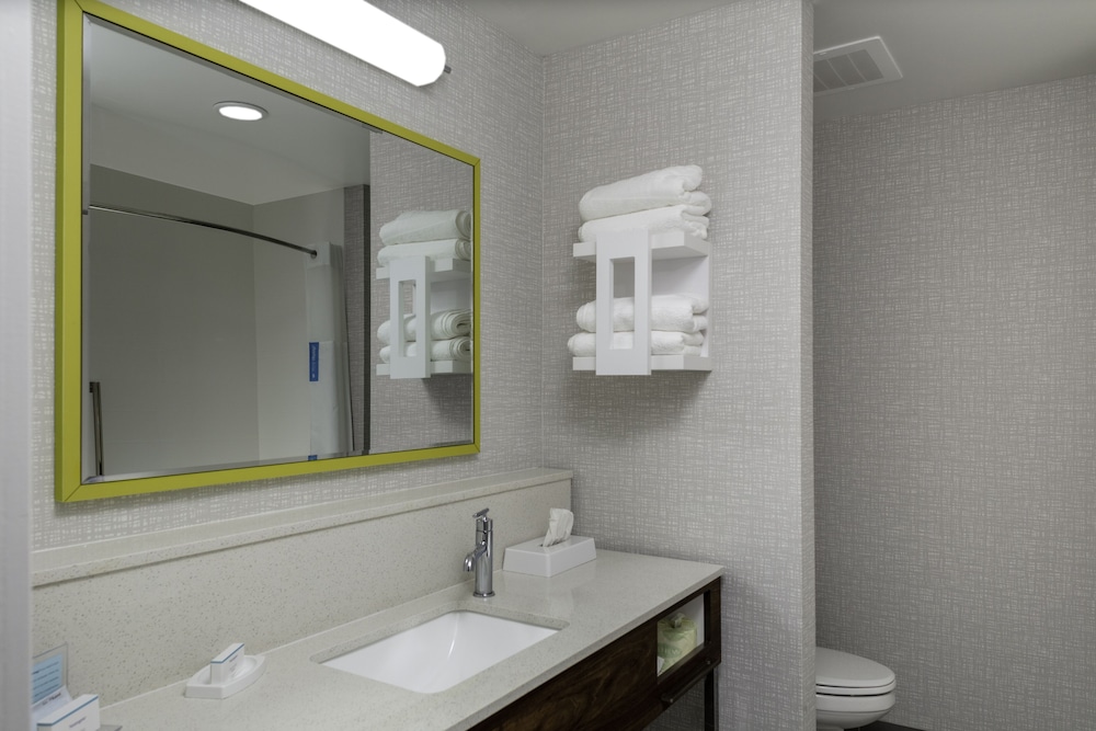 hampton inn and suites indianapolis west speedway