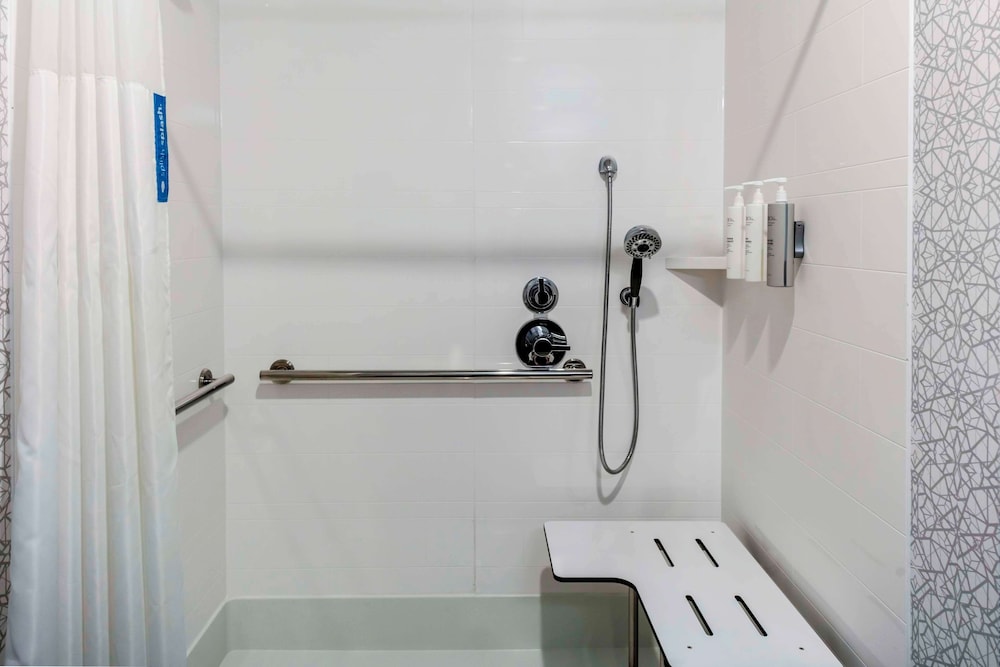 hampton inn and suites indianapolis west speedway