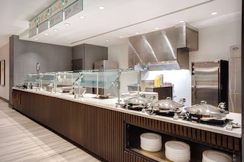 embassy suites by hilton alpharetta halcyon