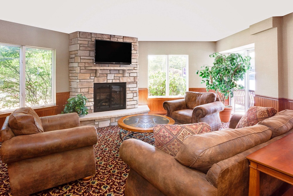 Super 8 By Wyndham Traverse City,Grand Traverse Bay>>Grand Traverse,2 star