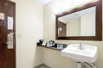 norwood inn and suites milwaukee