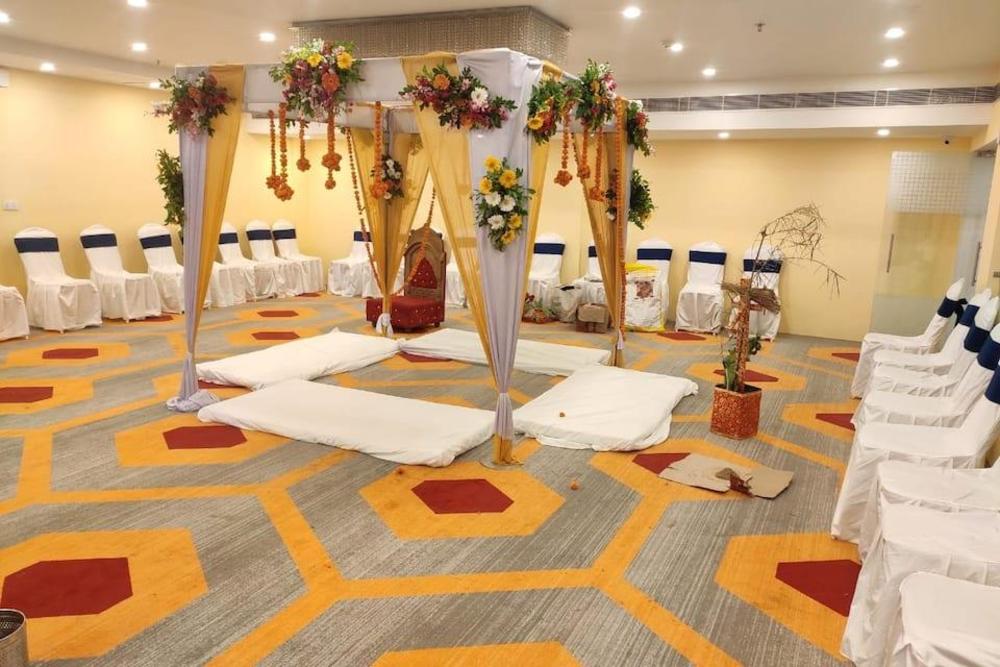 click hotel transport nagar