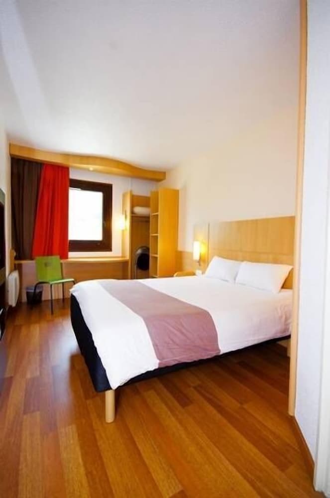 hotel ibis grenoble gare adults only