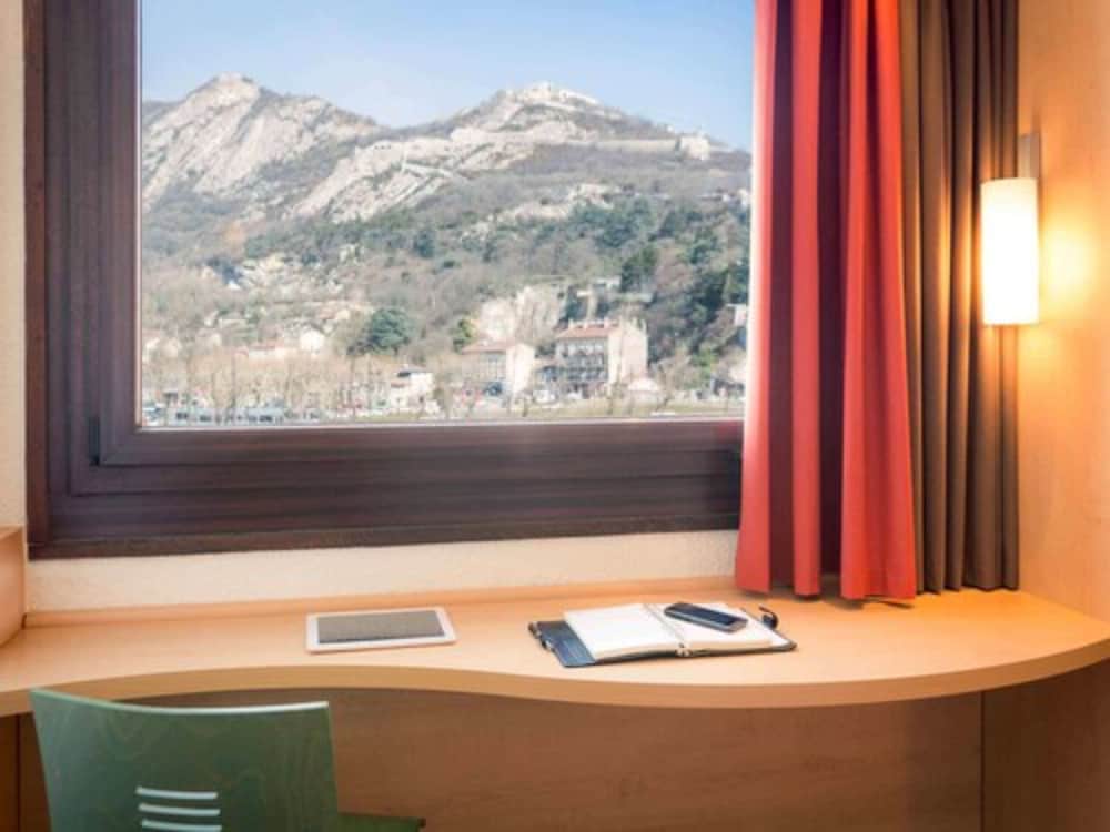hotel ibis grenoble gare adults only