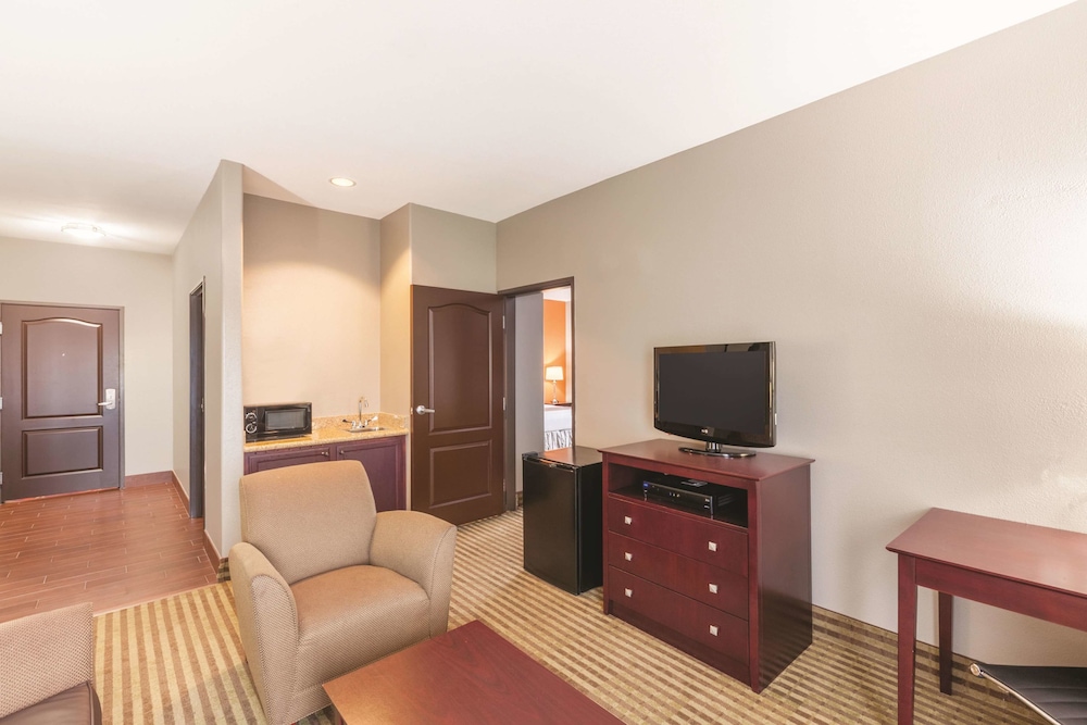la quinta inn and suites houston bush intl airport e
