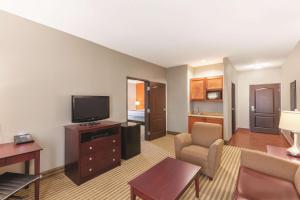 la quinta inn and suites houston bush intl airport e