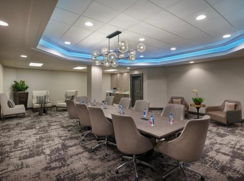 hilton indianapolis hotel and suites