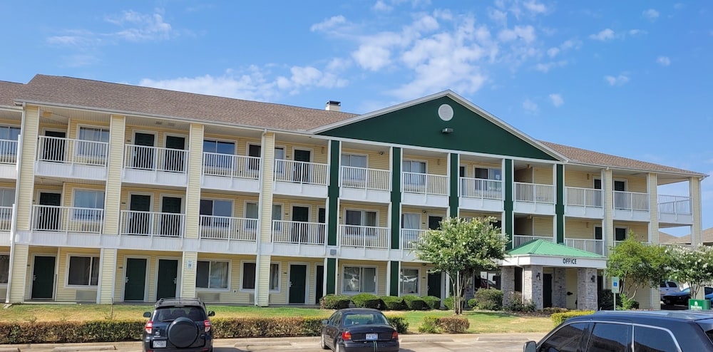 hometowne studios by red roof dallas irving