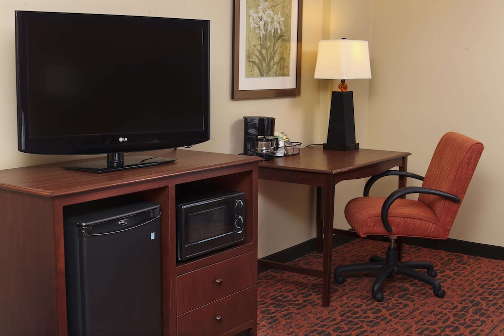 hampton inn and suites by hilton fargo medical center